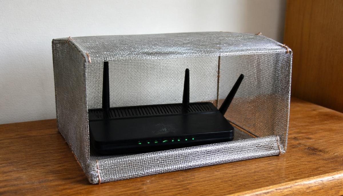 Jaula de Faraday casera para router WiFi con malla metálica tipo mosquitera Jaula de Faraday casera para router WiFi con malla metálica tipo mosquitera